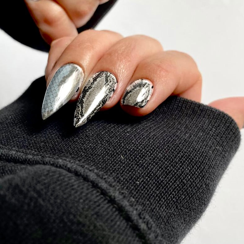 Плівки на нігті "Python"