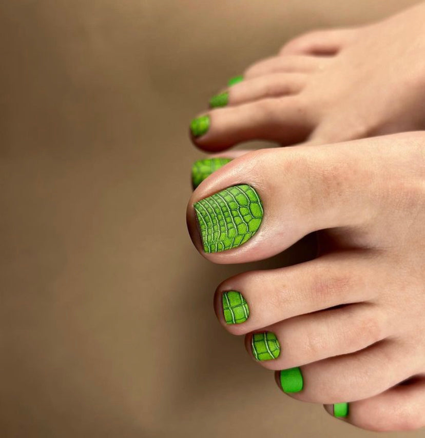 Pedicure nail wrap Grass