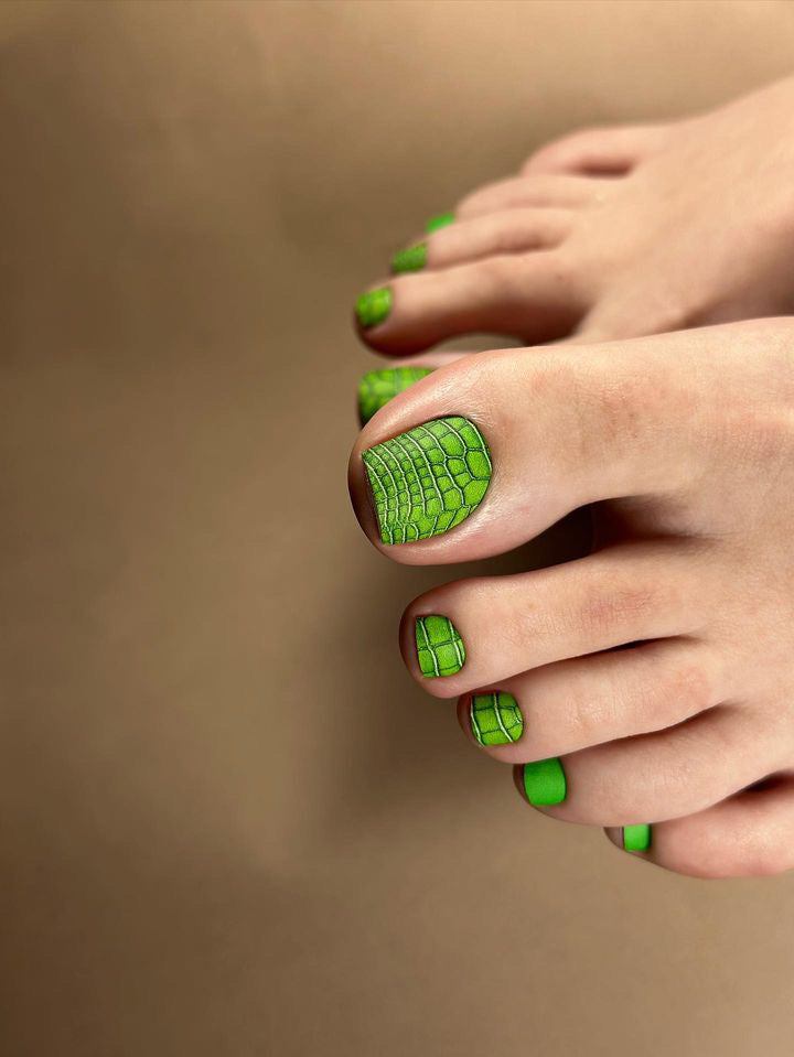Pedicure nail wrap Grass